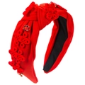 Détail d'un serre-tête en tissu rouge avec nœuds chinois et strass rouges brillants - Style Rouge à Décorations Multiples