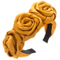 Detalle de la diadema artesanal con tres rosas 3D en satén de color amarillo jengibre - café