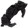 Detalle de rosas de satén negro hechas a mano en una diadema de moda estilo vintage - Negro