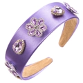 Detailansicht eines lila Barock-Haarreifens mit floralen Strasssteinen auf Satin-Stoff - Lila