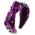 Dettaglio di cerchietto annodato viola metallizzato con perline e strass scintillanti - Viola