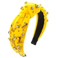 Détail du serre-tête en tissu jaune avec strass, rivets et breloques guitare - Jaune