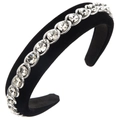 Dettaglio del cerchietto in velluto nero con strass scintillanti in montatura a catena argento - Bianco