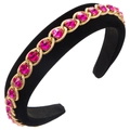 Dettaglio di cerchietto in velluto con catena dorata e strass rosa brillante - Rosa Rossa