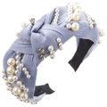 Diadema anudada azul claro elegante con perlas y cristales sobre fondo blanco puro - Azul