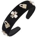 Dettaglio del cerchietto in velluto nero con ciondoli di perle dorate e fiori di strass - Stile Ciondolo Borsa / Nero