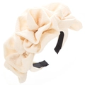 Dettaglio della trama di un cerchietto con rosa in tessuto crema e petali pieghevoli - Beige