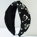 Diadema de tela negra anudada con adornos de perlas y colgantes de flores esmaltadas - Negro