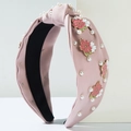 Primer plano de la diadema de tela rosa con perlas blancas y flores de cerezo esmaltadas - Rosa
