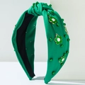 Detalle de diadema de tela esmeralda con flores esmaltadas y perlas de color verde - Verde