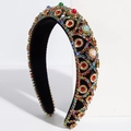 Cerchietto barocco in velluto con strass colorati e perle su sfondo bianco - Colorato