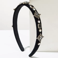 Dettaglio di cerchietto in velluto con strass scintillanti e decorazioni in oro - Nero