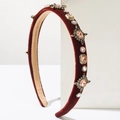 Dettaglio del cerchietto in velluto bordeaux con strass rosa e pietre multicolore - Rosso