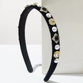 Detalle de una diadema de terciopelo negro con perlas, piedras negras y cristales dorados - Negro