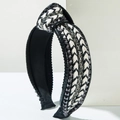 Nahaufnahme des schwarz-weißen Webstirnbands mit Knoten und silbernen Quadratperlen - Schwarz