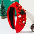 Nahaufnahme des roten Knotenstirnbands mit Weihnachtsbaum-Perlen und Schneeflocken - Rotes Schneeflocken-Stil
