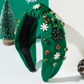Detailansicht eines waldgrünen Knotenstirnbands mit Kristall-Tannenbaum und Schneeflocken-Motiv - Grüne Schneeflocke Stil