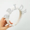 Elegante diadema de novia con perlas blancas y letras BRIDE con incrustaciones de diamantes - NOVIA