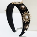 Dettaglio del cerchietto in velluto nero con decorazioni in perle e strass a forma di sole - Nero