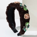 Dettaglio del cerchietto in velluto marrone intrecciato con strass colorati e cristalli - Marrone