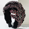 Detalle de diadema de terciopelo negro con patrones de hojas de cristal brillantes - Rojo oscuro