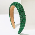 Detalle de diadema ancha de lujo con cristales verdes brillantes y forro de terciopelo - Verde