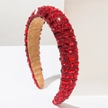Détail d'un serre-tête rouge rembourré avec cristaux brillants sur support blanc - Rouge