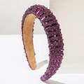 Détail d'un serre-tête de luxe violet orné de strass brillants et d'une doublure en daim - Violet