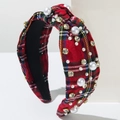 Vista dettagliata di una fascia scozzese con eleganti perle cucite e strass lucenti - Quadretti Rossi Colorati
