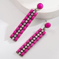 Detalle de pendientes boho con piedras rosas y pedrería de colores sobre base plateada - Estilo Largo de Parte Superior Redonda / Rosa Rojo