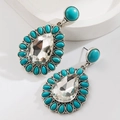 Detailopname van vintage boho-oorbellen met turquoise stenen en facetgeslepen kristallen - Zilveren Basis Druppelvorm Stijl / Groene Waterdruppel