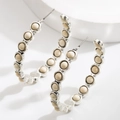 Orecchini a cerchio ondulati argento con perle opache dal design geometrico - Bianco