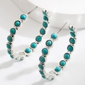 Orecchini a cerchio stile bohémien in argento con perline turchesi vista a 45 gradi - Blu