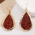 Primer plano de pendientes de gota con lentejuelas rojas y acabado de metal martillado - Rojo