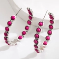 Dettaglio di orecchini a cerchio vintage in argento con perle opache magenta - Rosa Rosso