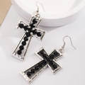 Pendientes de cruz de plata vintage con piedras negras y gancho en fondo blanco - Negro