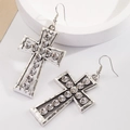 Pendientes de cruz plateados brillantes con pedrería pavé y elegantes ganchos - Blanco