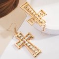 Detalle de pendientes de cruz asimétricos con diamantes de imitación y baño de oro - Diamantes de imitación AB