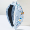 Détail d'un serre-tête bleu clair thème marin avec perles, étoiles de mer et crabe - Bleu clair
