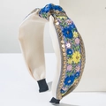 Broderie détaillée de motifs floraux et paillettes dorées sur un serre-tête beige - Bleu