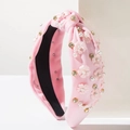 Diadema anudada rosa con flores de tela 3D, perlas y pedrería sobre soporte beige claro - Rosa