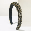 Macro di un cerchietto di velluto di lusso con strass neri complessi e dettagli dorati - Tutto Nero