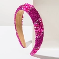 Détail d'un serre-tête fuchsia avec pierres roses, paillettes et strass brillants de luxe - Or Rose