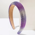 Vista detallada de la diadema de esponja con diamantes morados y forro de gamuza suave - Morado