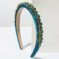 Dettaglio del cerchietto in raso blu scuro con gemme verdi incastonate in oro lucido - Verde