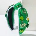 Detail van groene St. Patrick's Day haarband met klavertjes en glanzende kristallen - Bierpul Stijl