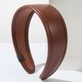 Cerchietto in pelle PU marrone classico con cuciture su sfondo bianco puro - Marrone