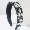 Detalle de diadema negra de lujo con cristales cosidos a mano y perlas blancas - Negro y Blanco