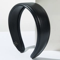 Dettaglio del cerchietto nero in similpelle con texture di lusso e cuciture a mano - Nero