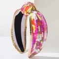 Details von bunten Pailletten und Goldrand an einem breiten geknoteten Stirnband - Roségold Regenbogen
